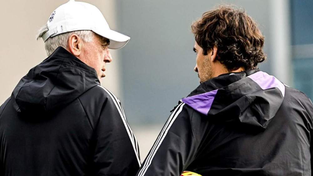 Carlo Ancelotti y Raúl González, durante una sesión en Valdebebas. Carlo Ancelotti y Raúl González, durante una sesión en Valdebebas.