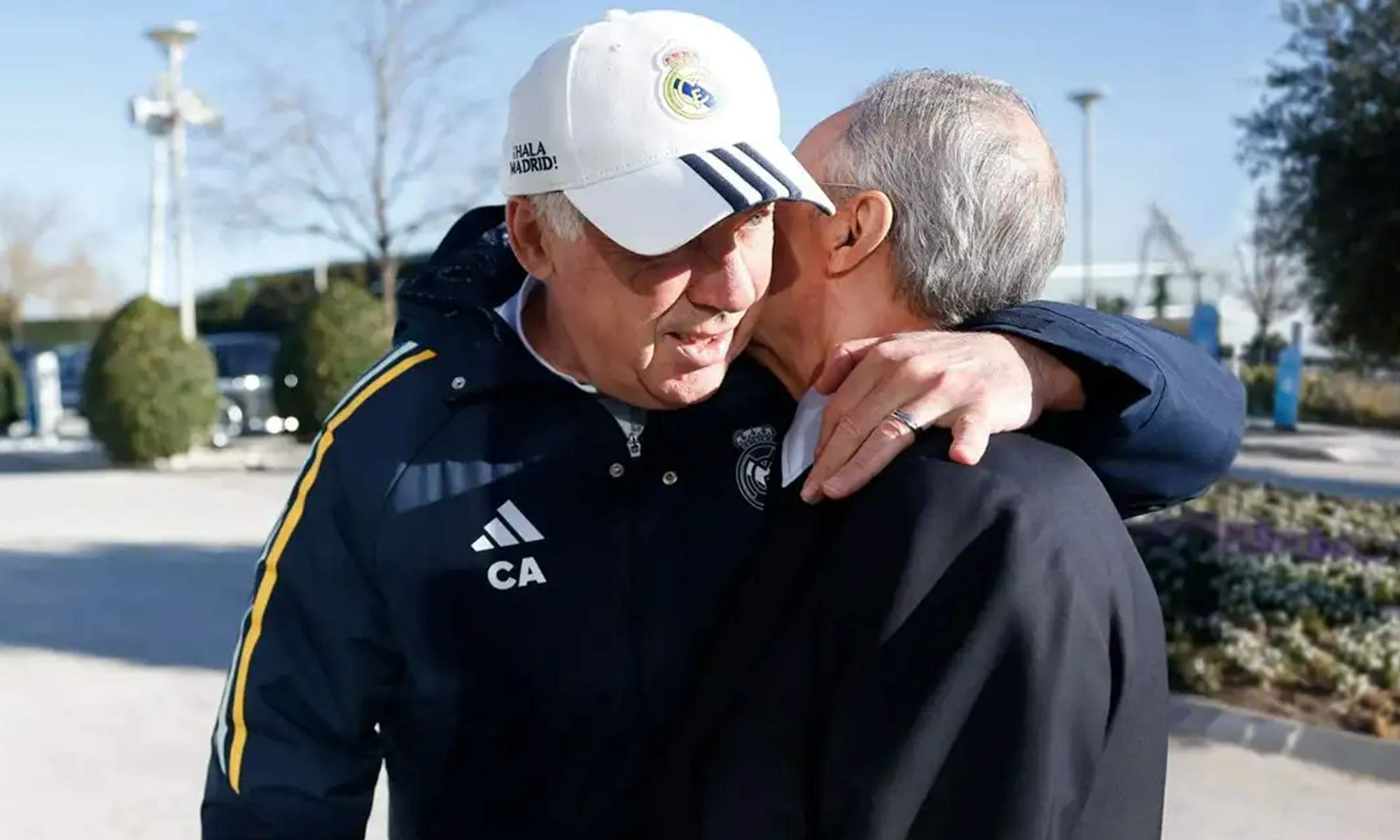 Carlo Ancelotti y Florentino Pérez dándose un abrazo en Valdebebas.