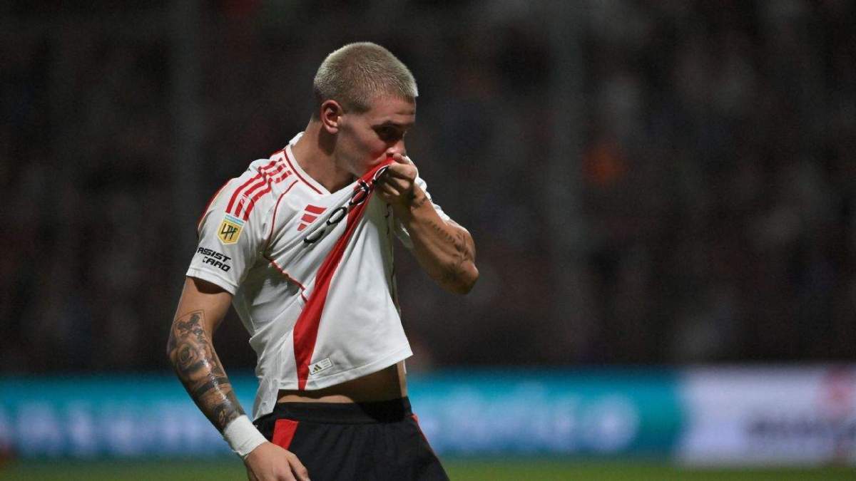 Franco Mastantuono besándose el escudo de River Plate Franco Mastantuono besándose el escudo de River Plate
