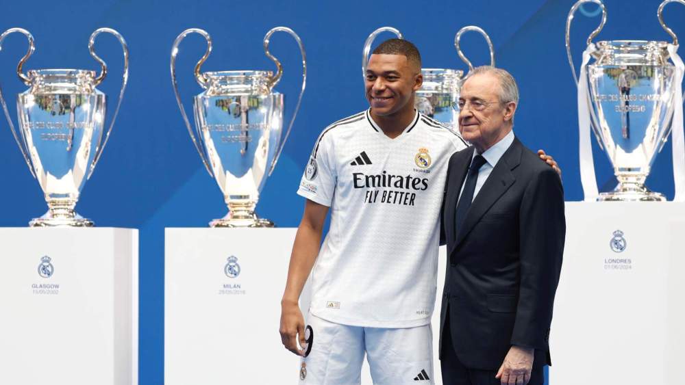 Kylian Mbappé, con Florentino Pérez, en su presentación como jugador del Real Madrid.
