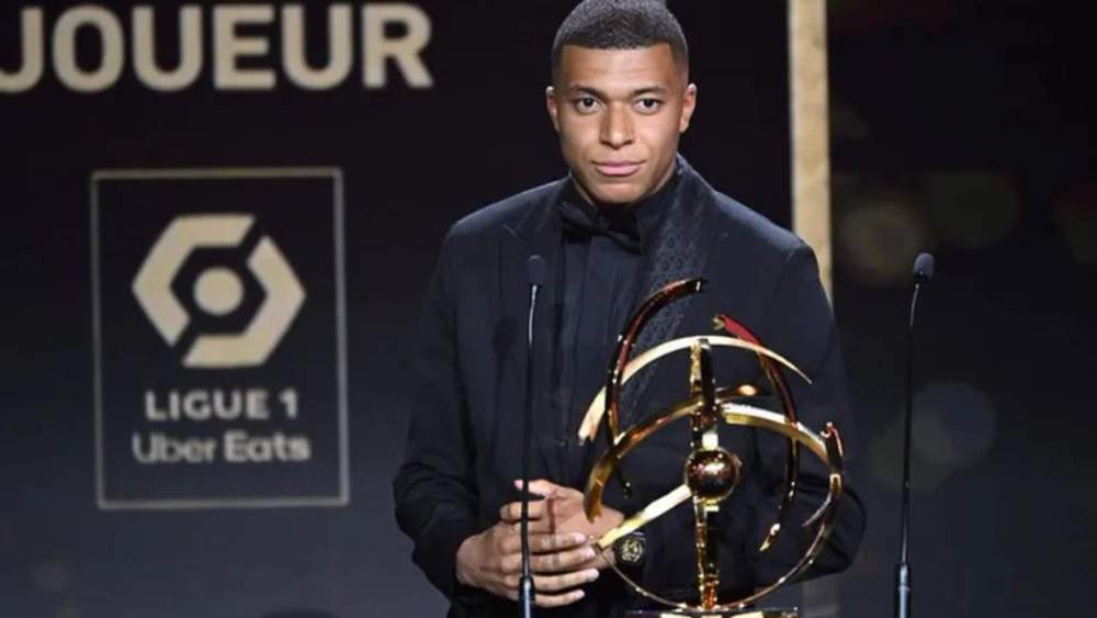 Mbappé, con el premio UNFP al mejor futbolista de la Ligue 1 en 2023.