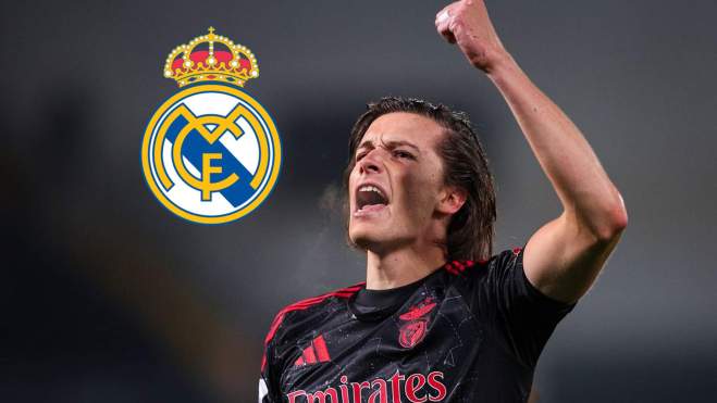 Álvaro Carreras durante un partido con el Benfica y el escudo del Real Madrid.  Álvaro Carreras durante un partido con el Benfica y el escudo del Real Madrid.