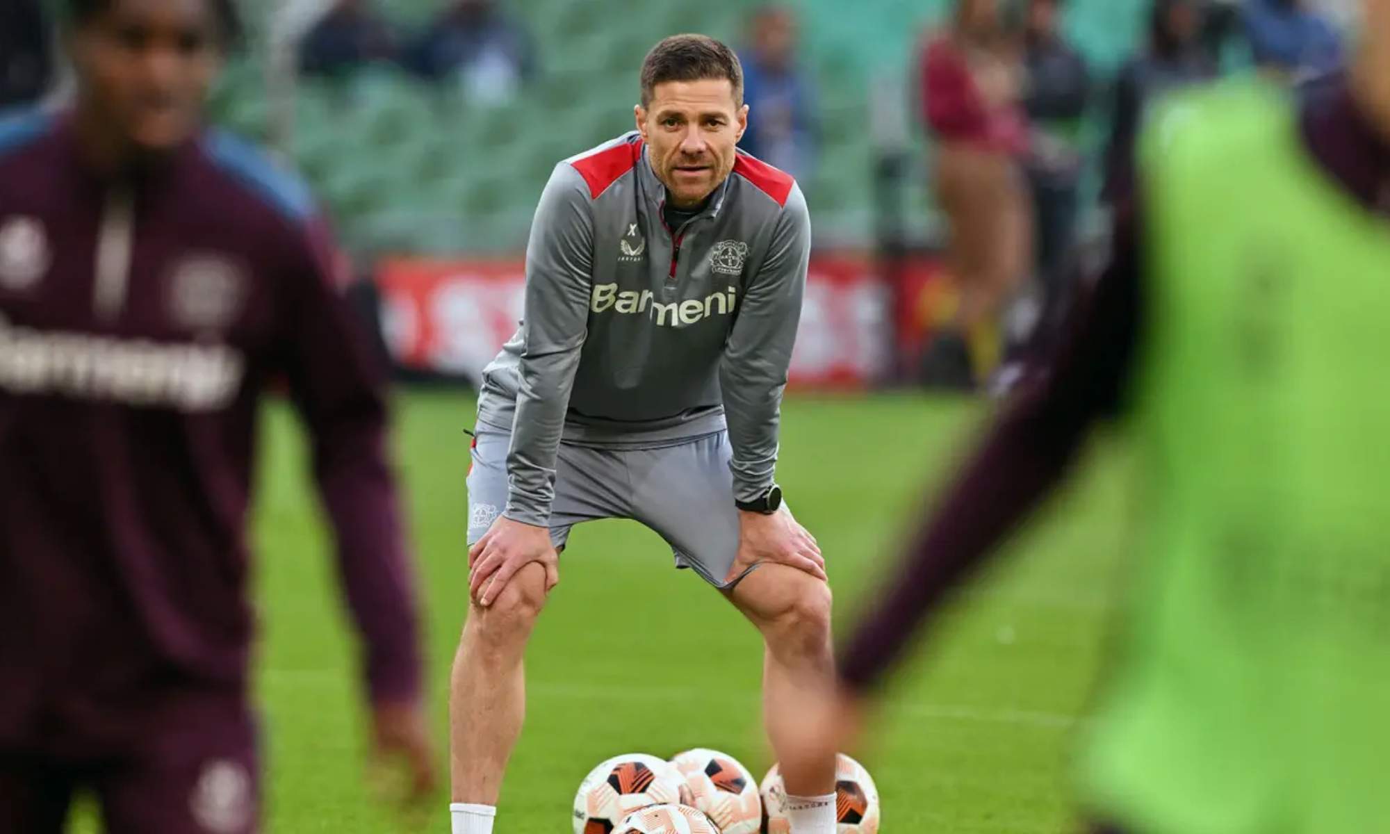 Xabi Alonso, dirigiendo un entrenamiento reciente del Bayer Leverkusen, podría tener como relevo a otro madridista al frente del club alemán. Xabi Alonso, dirigiendo un entrenamiento reciente del Bayer Leverkusen, podría tener como relevo a otro madridista al frente del club alemán.