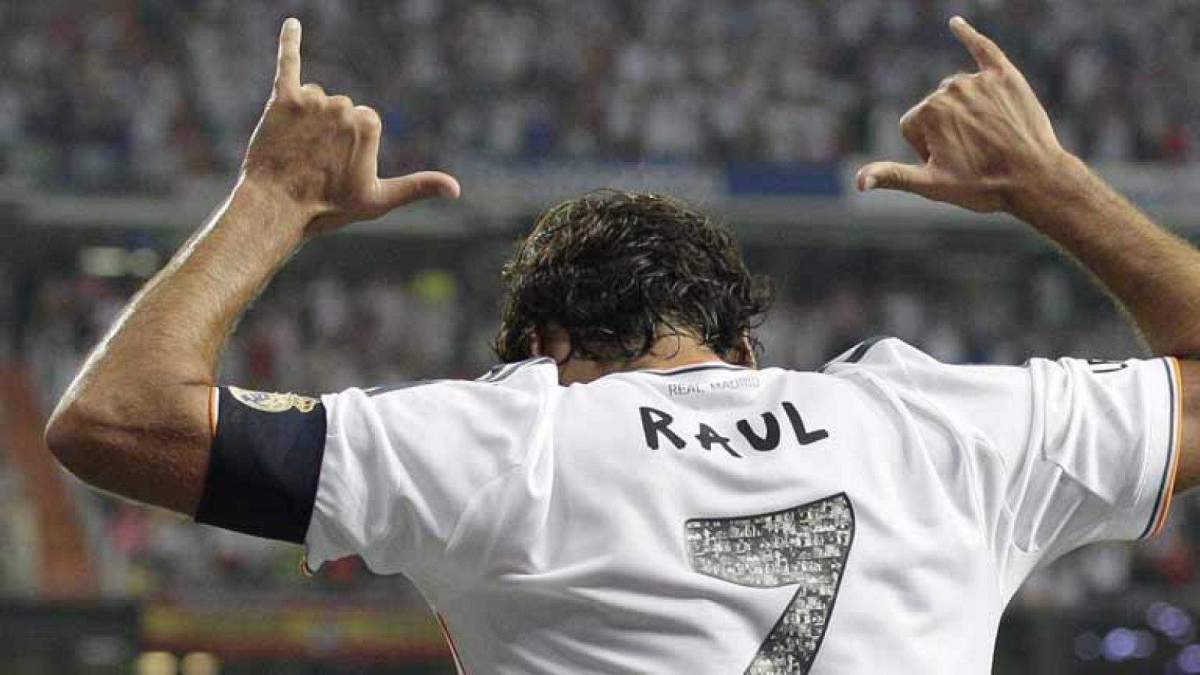 Raúl González Blanco celebrando su gol en el partido de homenaje Raúl González Blanco celebrando su gol en el partido de homenaje