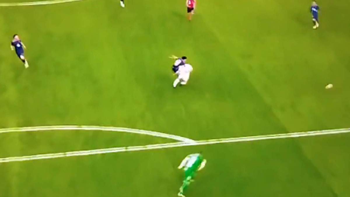 Gil Manzano y el VAR perdonan la roja a Yoel Lago, una más para la lista Gil Manzano y el VAR perdonan la roja a Yoel Lago, una más para la lista