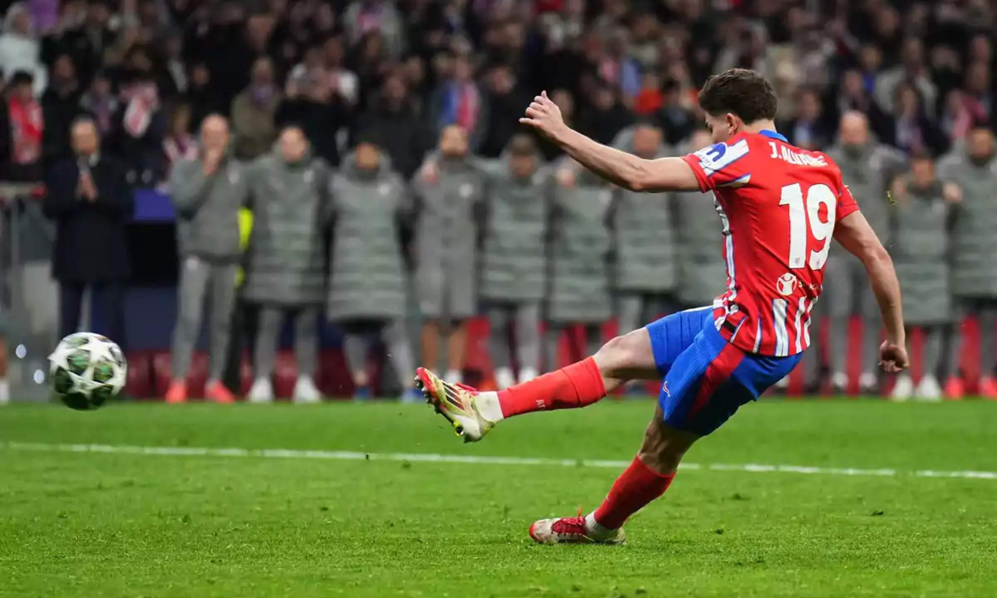 Julián Álvarez, en el lanzamiento de penalti que realizó contra el Real Madrid en Champions que quedó invalidado por darle dos veces al balón.