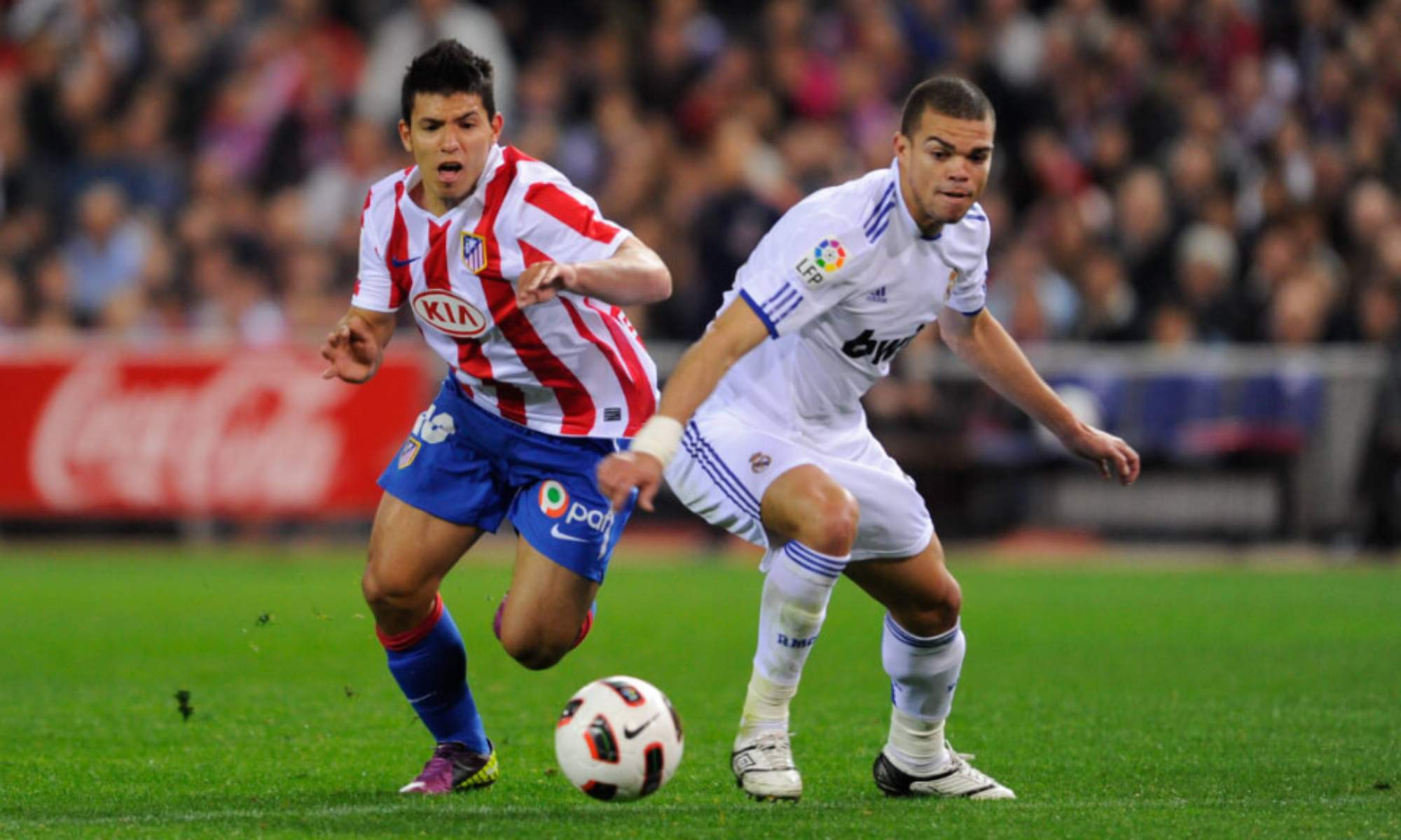 El Kun Agüero, junto a Pepe, en un partido entre el Atlético de Madrid y el Real Madrid.