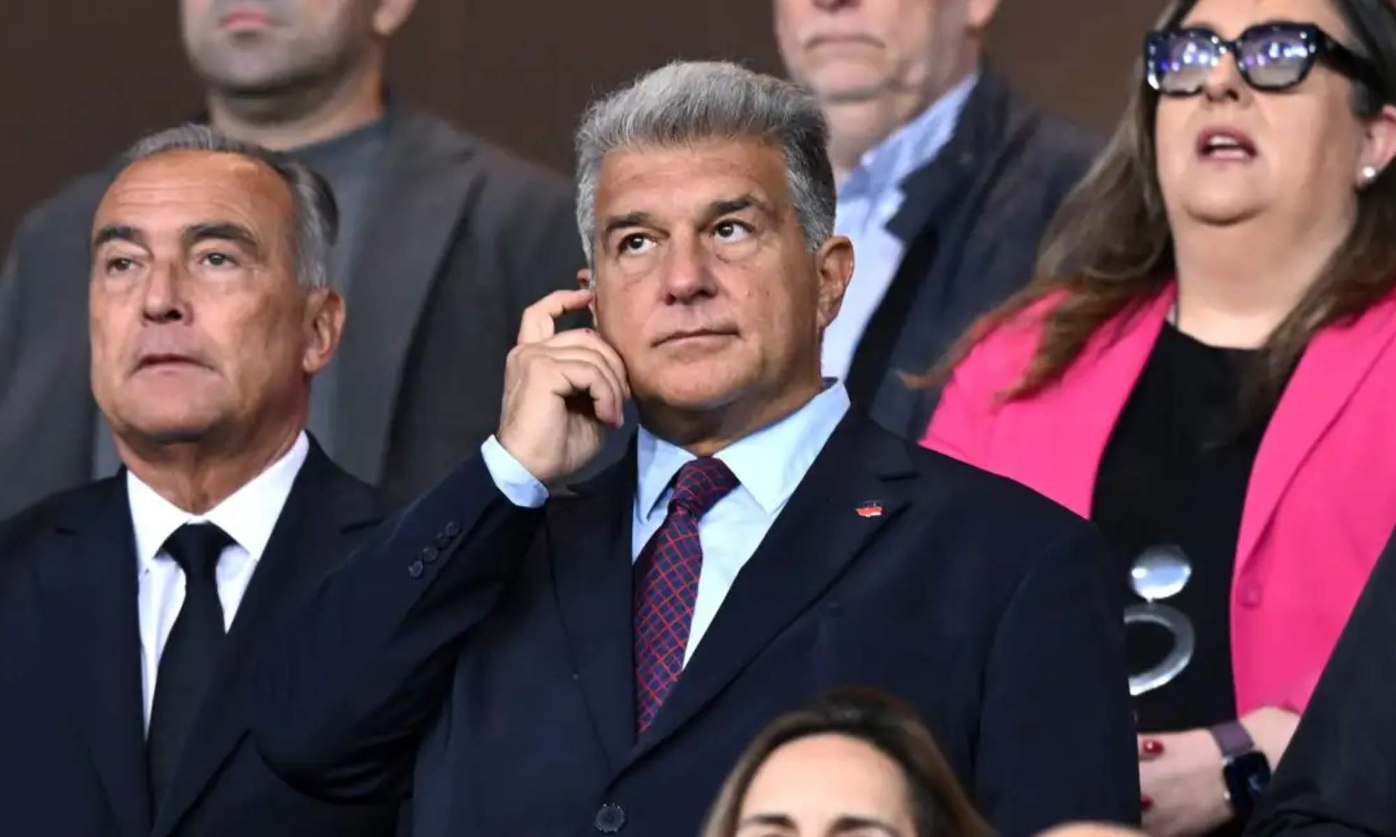 Joan Laporta, en el palco durante un partido del Barça, podría firmar a un futbolista descartado por el Real Madrid. Joan Laporta, en el palco durante un partido del Barça, podría firmar a un futbolista descartado por el Real Madrid.