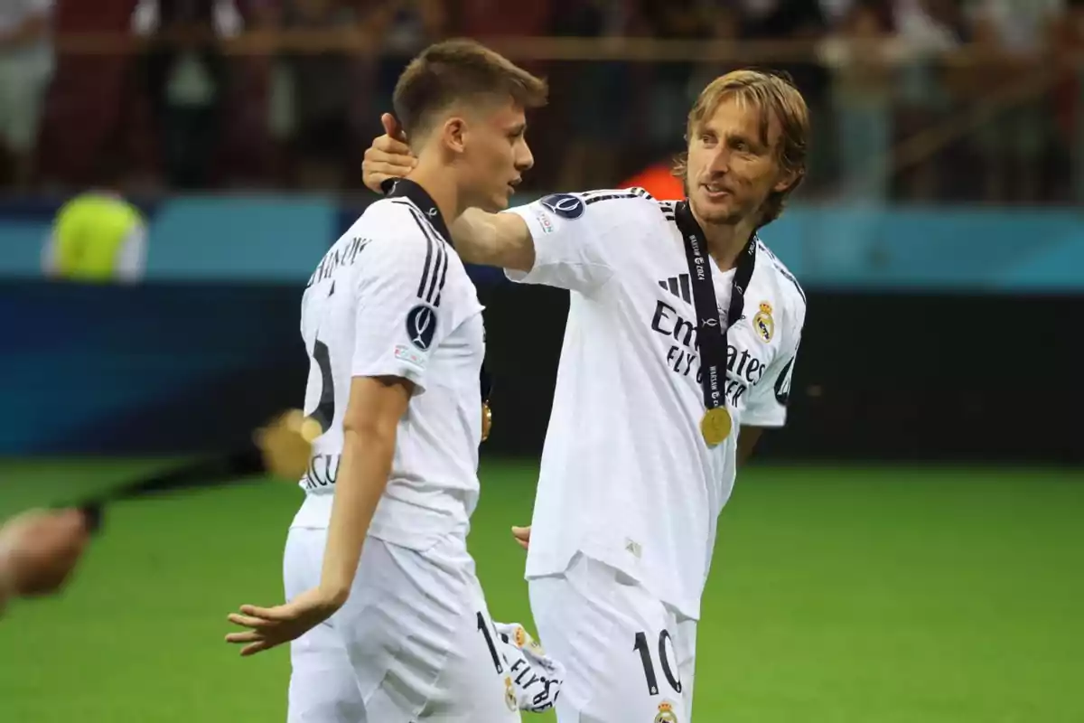 Güler junto a Modric