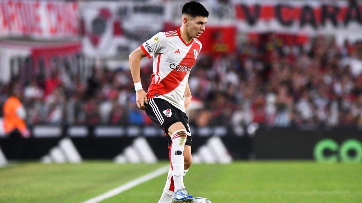 Franco Mastantuono durante un partido con River Plate