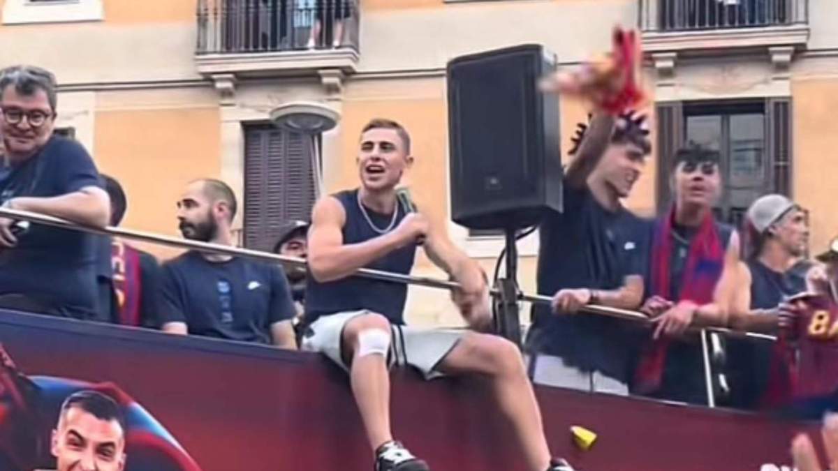 Fermín cantando en la rúa del Barça Fermín cantando en la rúa del Barça