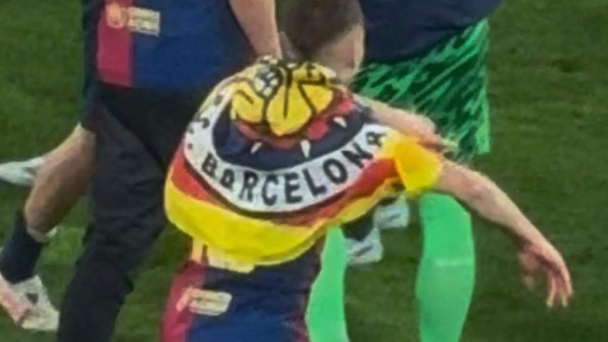 Fermín con la bandera de los ultras del Barça Fermín con la bandera de los ultras del Barça