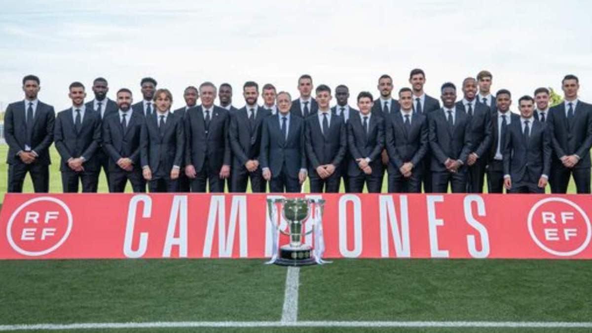 Plantilla del Real Madrid recibiendo LaLiga en Valdebebas Plantilla del Real Madrid recibiendo LaLiga en Valdebebas