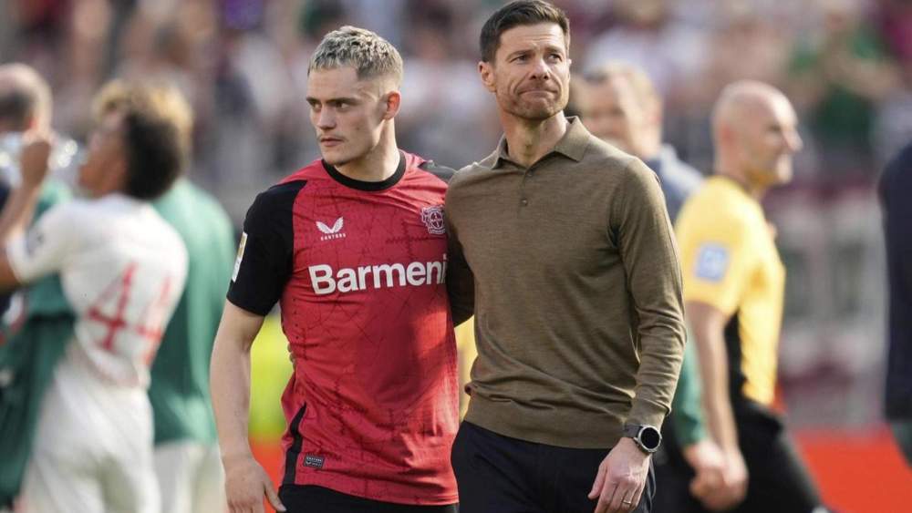 Florian Wirtz y Xabi Alonso, en un partido del Bayer Leverkusen esta temporada.