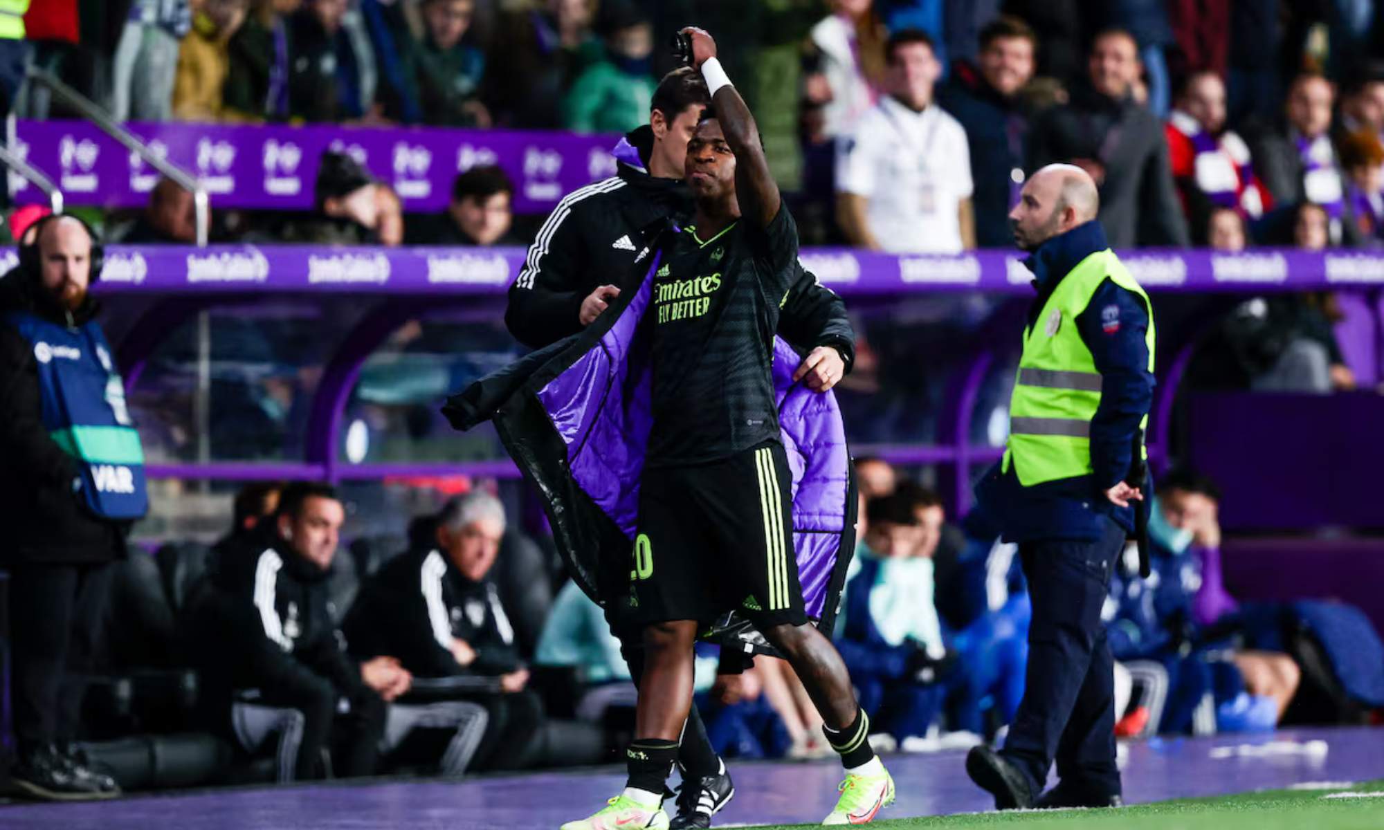 Vinicius, retirándose del partido en el encuentro contra el Valladolid en 2022, cuando recibió varios insultos racistas.