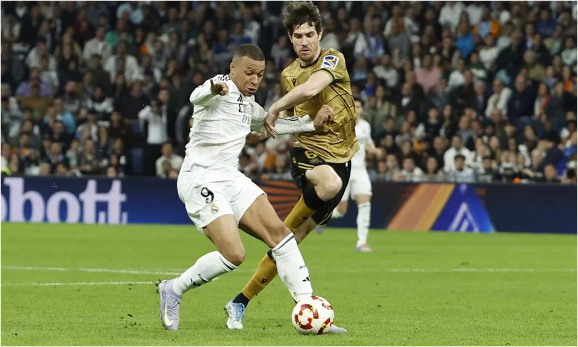 Kylian Mbappé y Aritz Elustondo, disputando un balón en el último enfrentamiento entre el Real Madrid y la Real Sociedad.