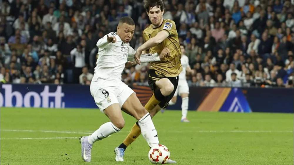 Kylian Mbappé y Aritz Elustondo, disputando un balón en el último enfrentamiento entre el Real Madrid y la Real Sociedad. Kylian Mbappé y Aritz Elustondo, disputando un balón en el último enfrentamiento entre el Real Madrid y la Real Sociedad.