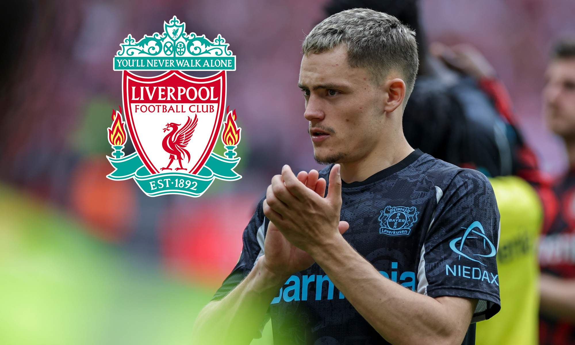 Florian Wirtz y un escudo del Liverpool. 