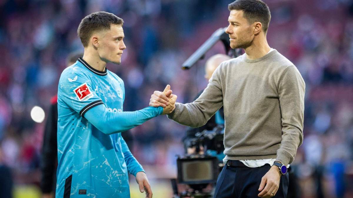 Florian Wirtz y Xabi Alonso, saludándose tras un partido del Bayer Leverkusen.