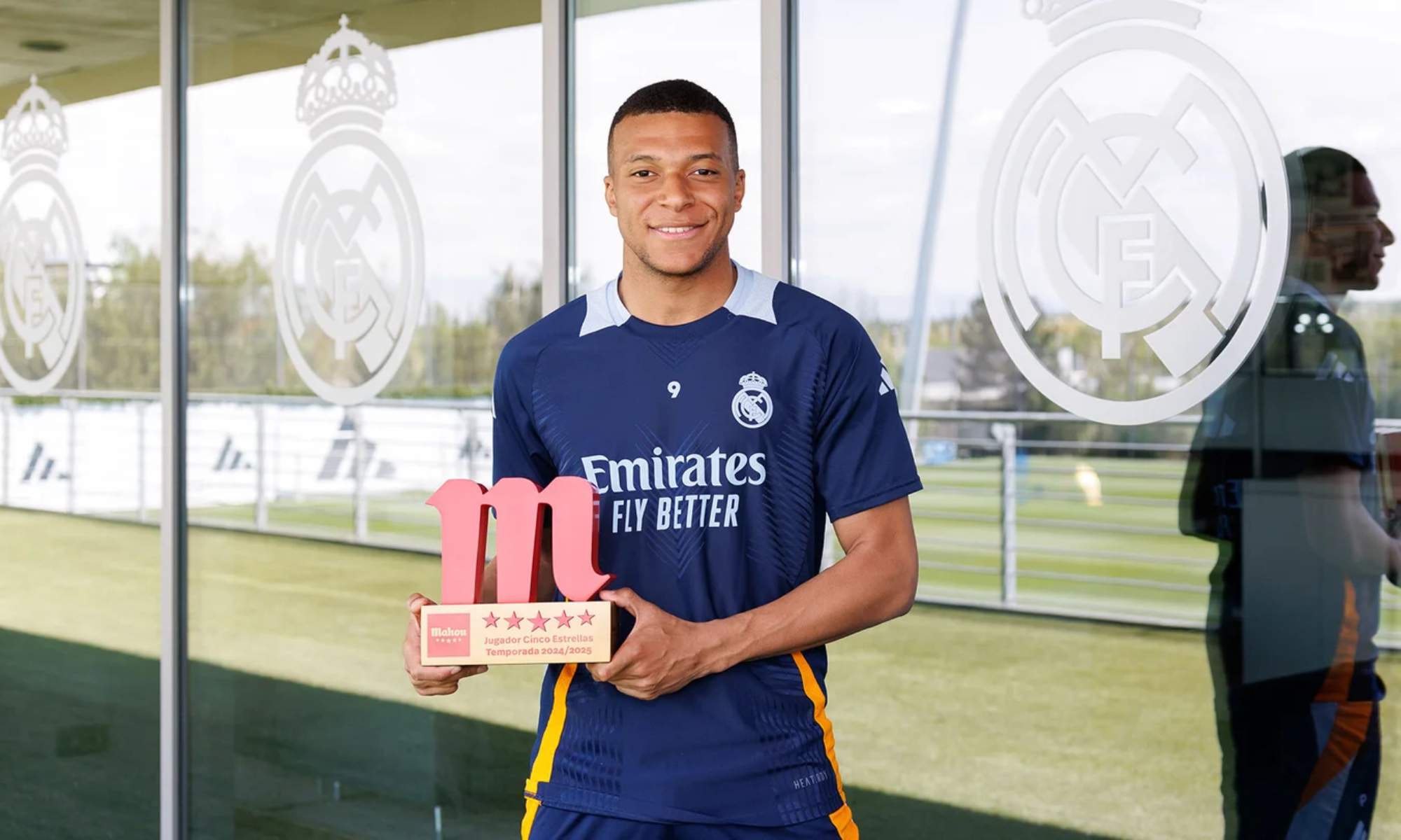 Kylian Mbappé ha sido reconocido con el el Premio al Jugador Cinco Estrellas Mahou del Real Madrid en la temporada 2024/2025.