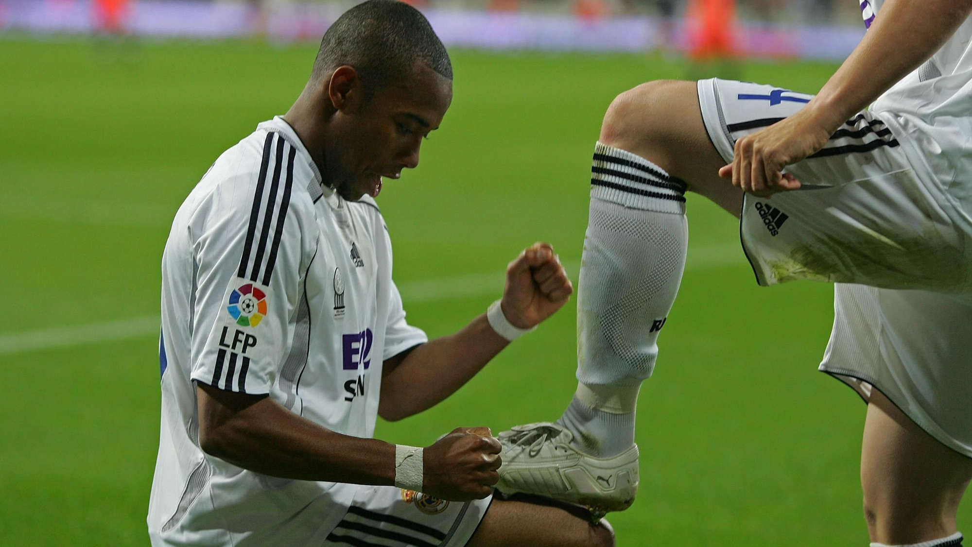 El mítico Robinho limpia las botas a nuestro protagonista en uno de sus partidos más importantes