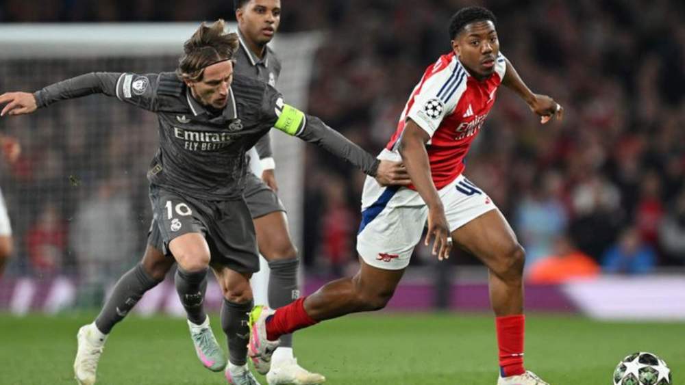 Myles Lewis Skelly y Luka Modric, durante el partido de la ida de cuartos de final de Champions que jugaron Arsenal y Real Madrid en Londres el pasado mes de abril. Myles Lewis Skelly y Luka Modric, durante el partido de la ida de cuartos de final de Champions que jugaron Arsenal y Real Madrid en Londres el pasado mes de abril.