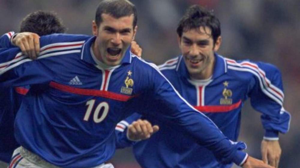 Zinedine Zidane, celebrando un gol con la Selección francesa, acompañado de Robert Pirès. Zinedine Zidane, celebrando un gol con la Selección francesa, acompañado de Robert Pirès.