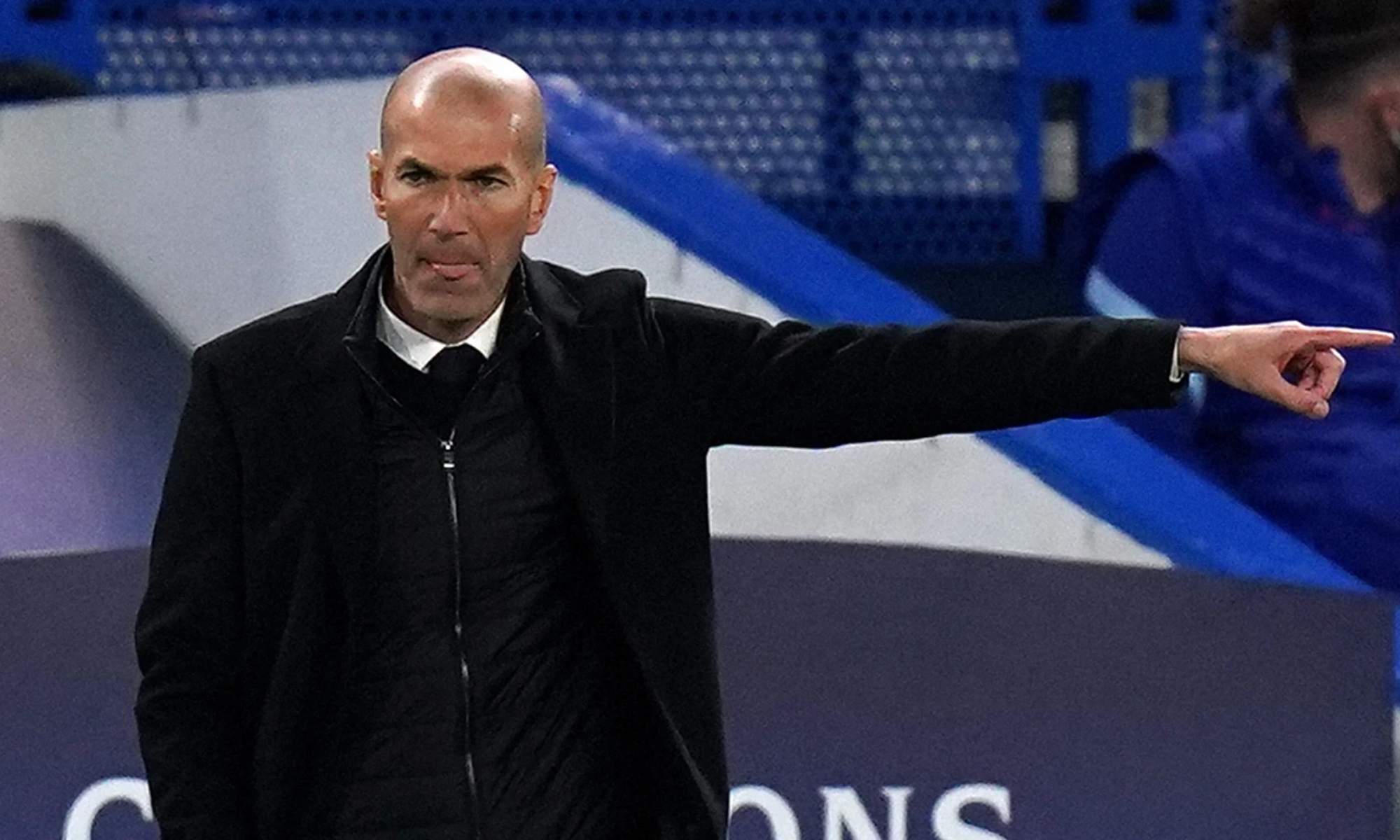 Zinedine Zidane, dirigiendo un partido del Real Madrid en Champions.