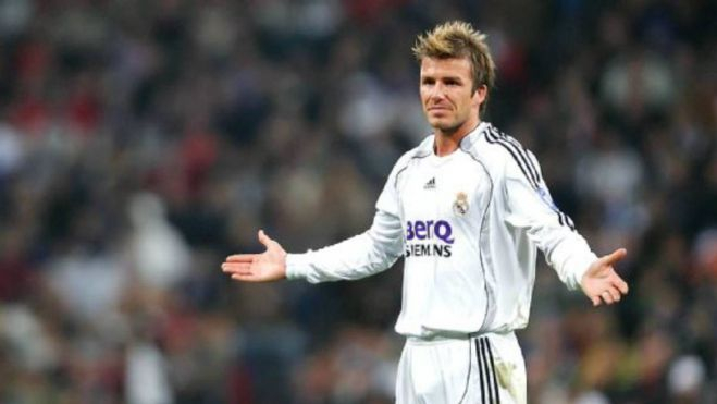 David Beckham vestido de blanco