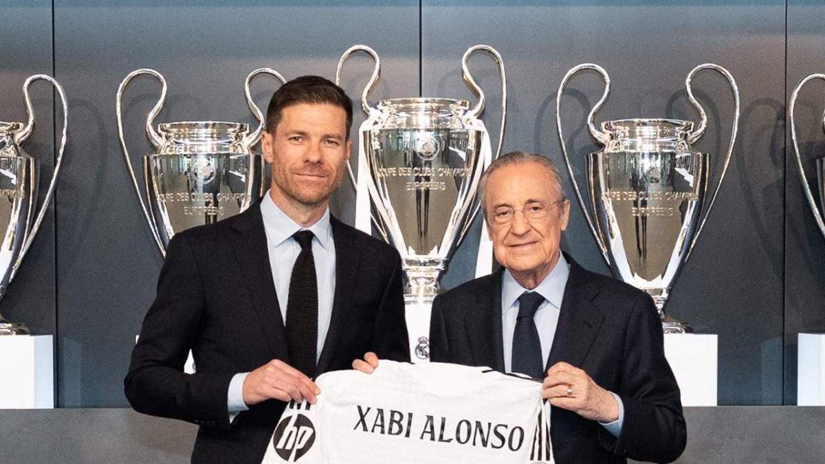Xabi Alonso posando con Florentino en el día de su presentación