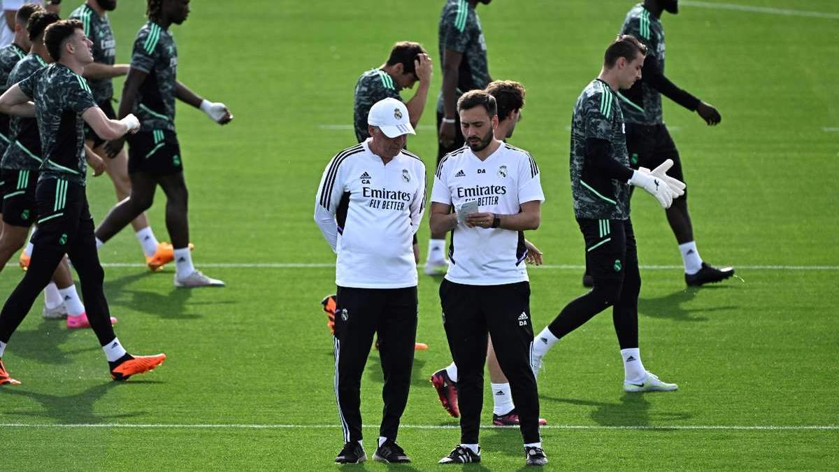 Ancelotti y Davide durante un entrenamiento Ancelotti y Davide durante un entrenamiento