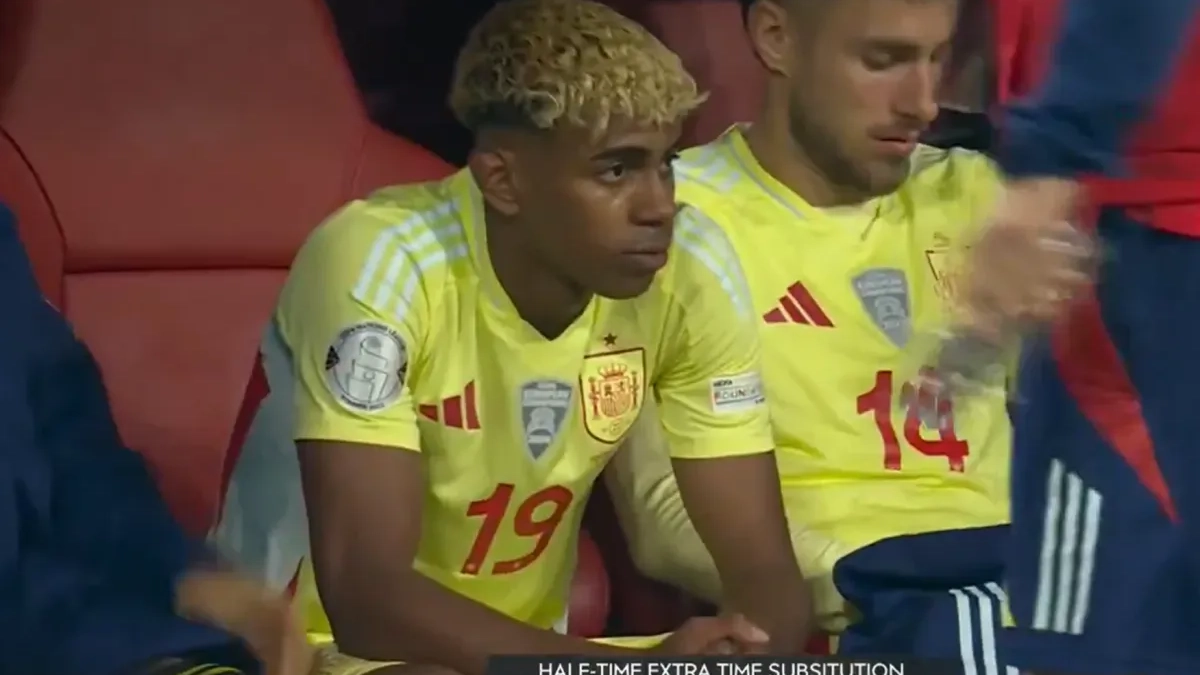 Lamine molesto en el banquillo