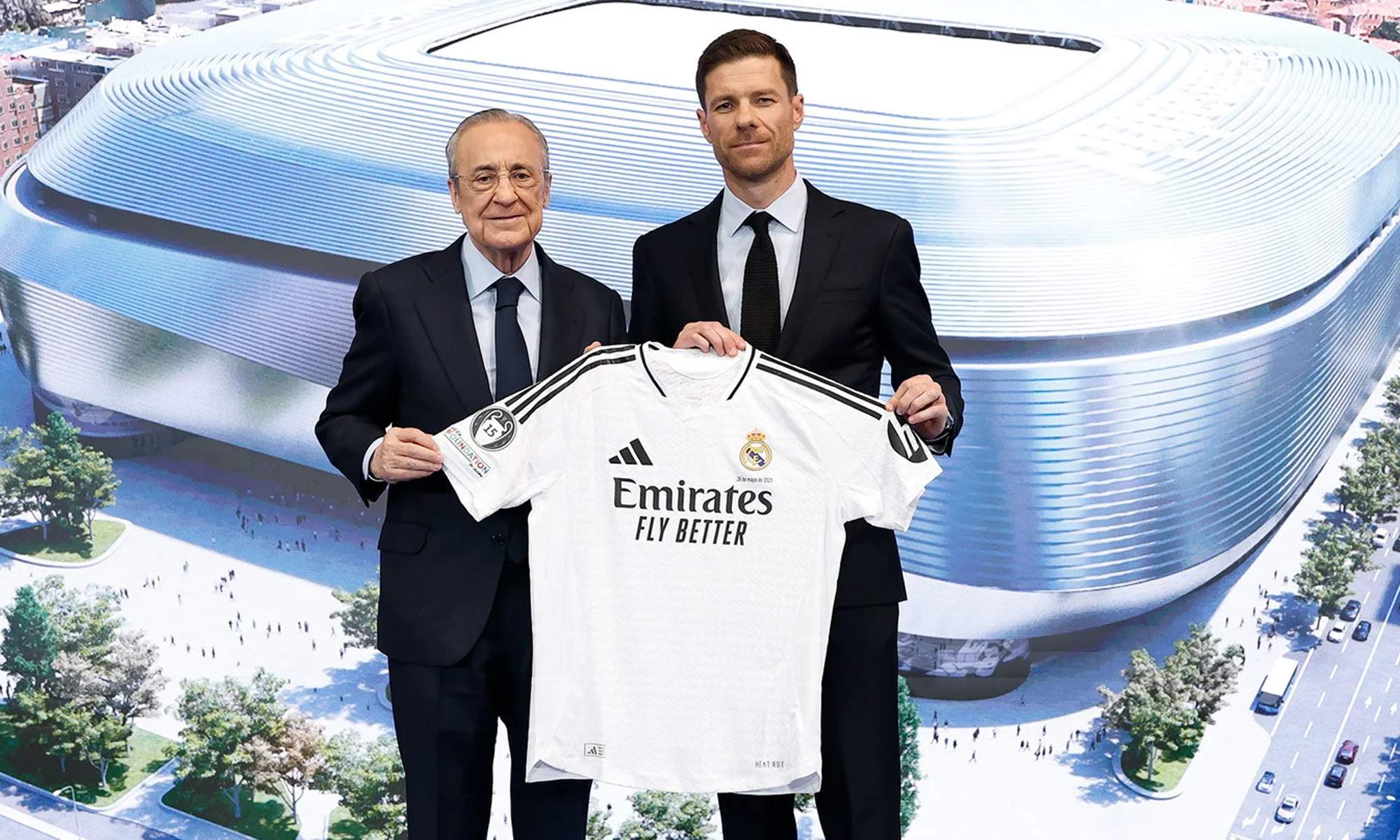 Florentino Pérez, Xabi Alonso y la camiseta del Real Madrid de la temporada 2024/2025.