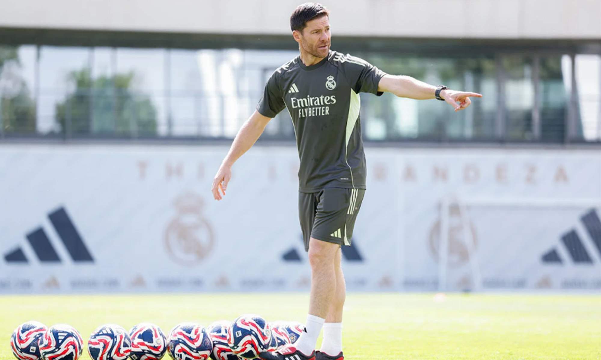 Xabi Alonso, dirigiendo esta semana un entrenamiento del Real Madrid en Valdebebas.