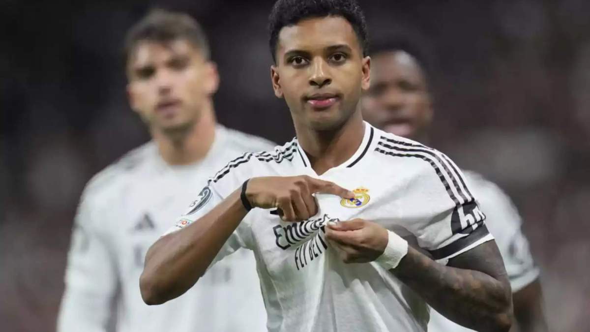Rodrygo Goes, señalándose el escudo del Real Madrid después de marcar un gol durante un partido de esta temporada. Rodrygo Goes, señalándose el escudo del Real Madrid después de marcar un gol durante un partido de esta temporada.