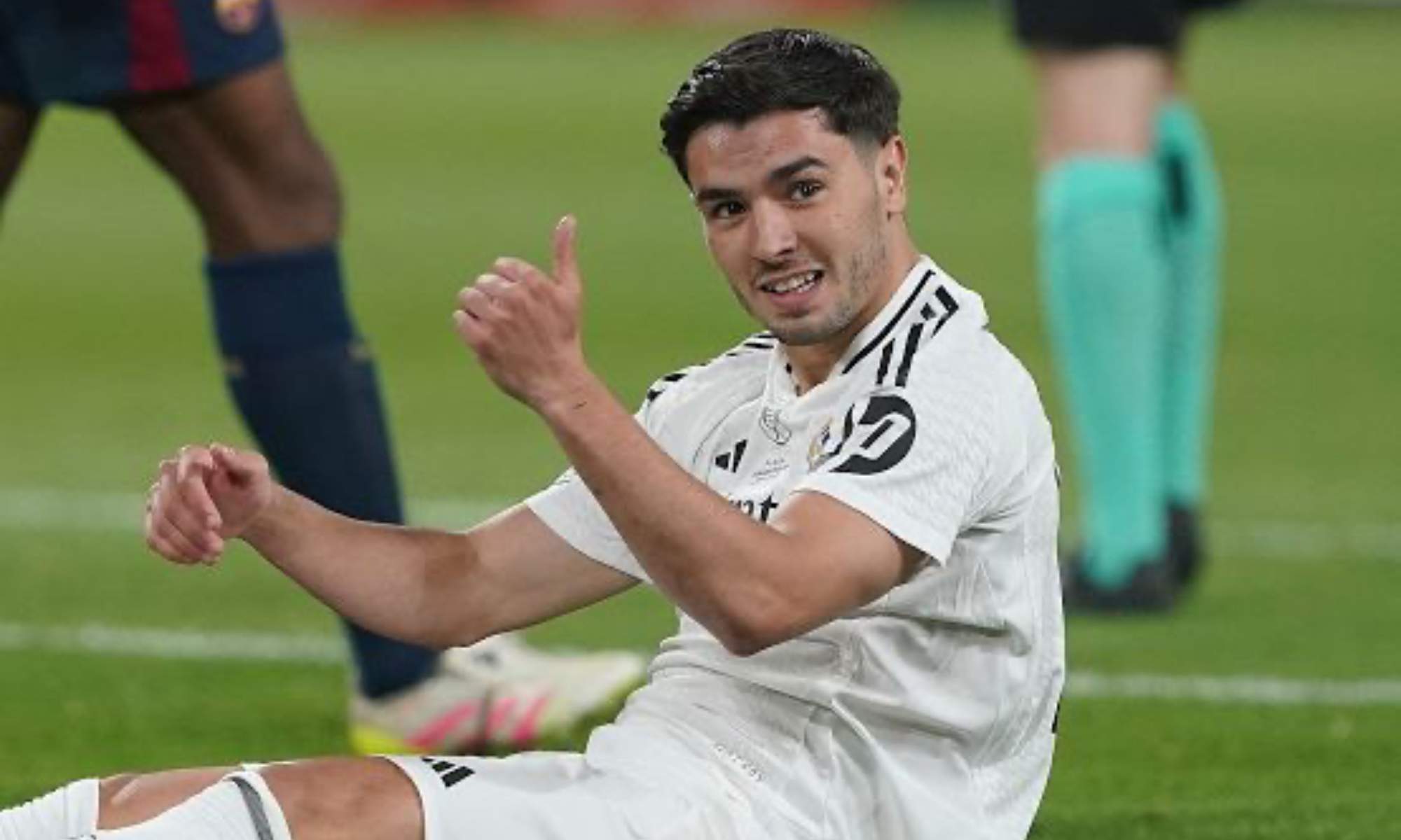 Brahim Díaz, con el pulgar arriba, durante un partido de esta temporada con el Real Madrid, podría estar muy cerca de firmar su renovación con el club.