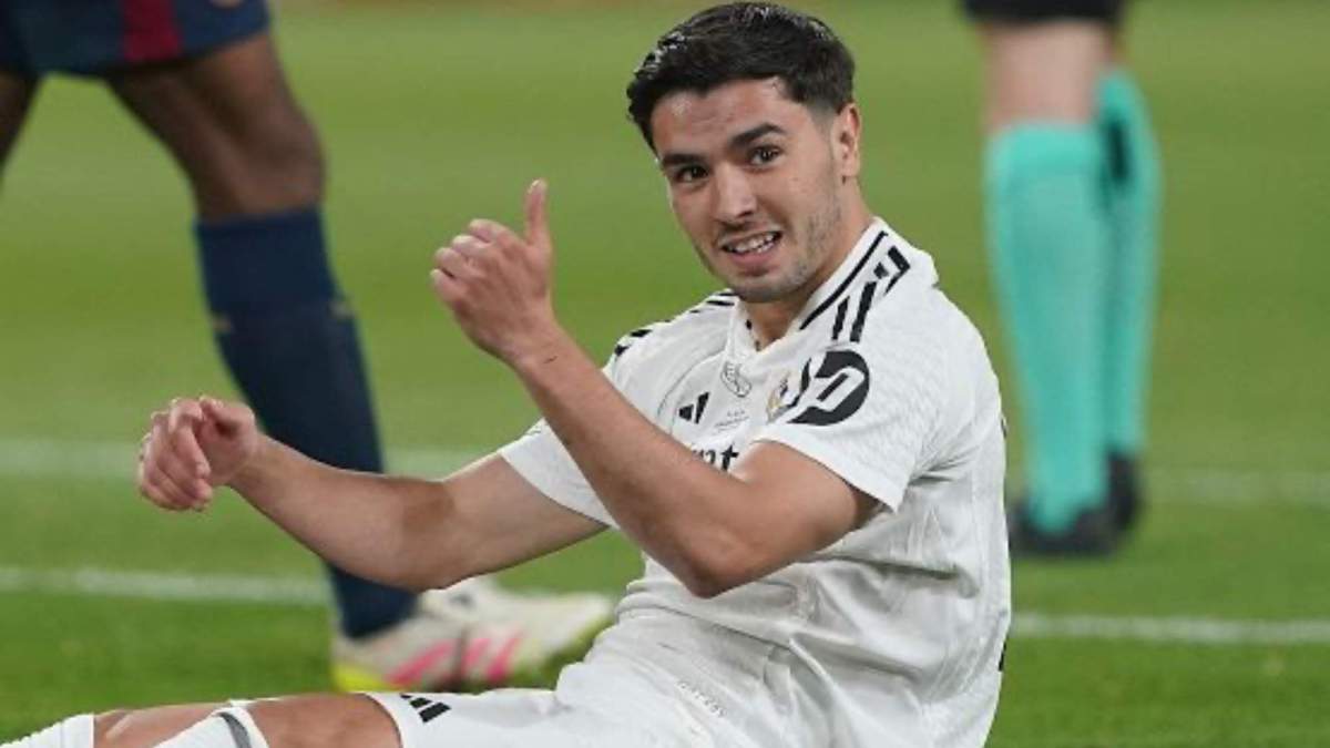 Brahim Díaz, con el pulgar arriba, durante un partido de esta temporada con el Real Madrid, podría estar muy cerca de firmar su renovación con el club. Brahim Díaz, con el pulgar arriba, durante un partido de esta temporada con el Real Madrid, podría estar muy cerca de firmar su renovación con el club.