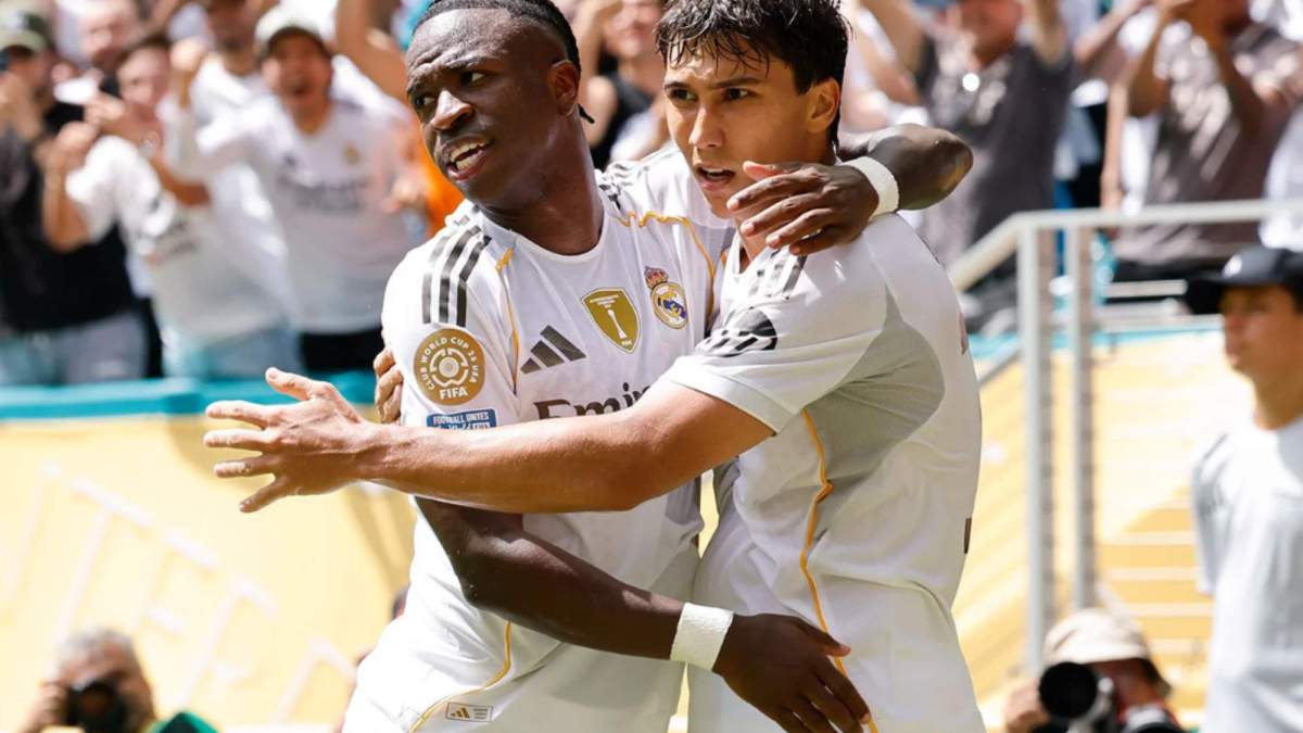Vinicius felicitando a Gonzalo García por su gol Vinicius felicitando a Gonzalo García por su gol