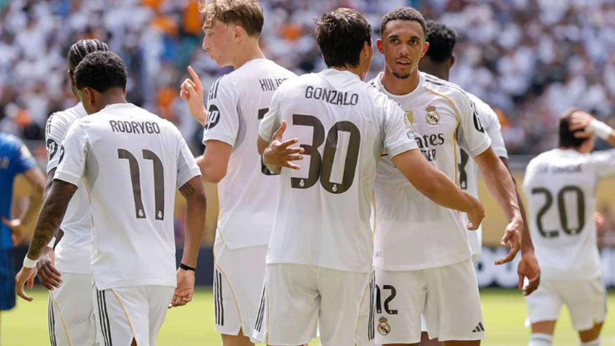 Trent celebrando el gol de Gonzalo García