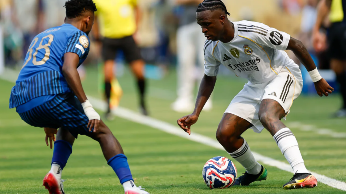 Vinícius Jr. intenta regatear a un jugador del Al-Hilal en el Mundial de Clubes Vinícius Jr. intenta regatear a un jugador del Al-Hilal en el Mundial de Clubes