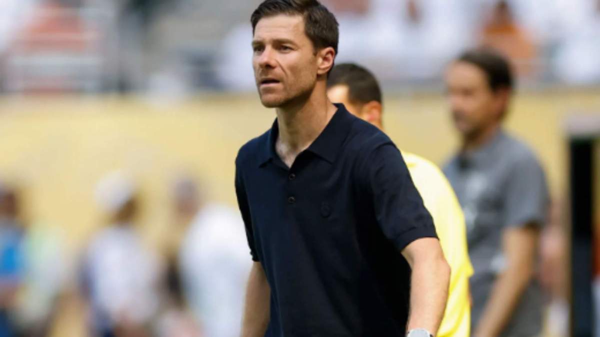 Xabi Alonso dirigiendo al Real Madrid contra el Al Hilal