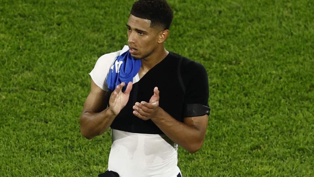 Bellingham con el cabestrillo en el hombro