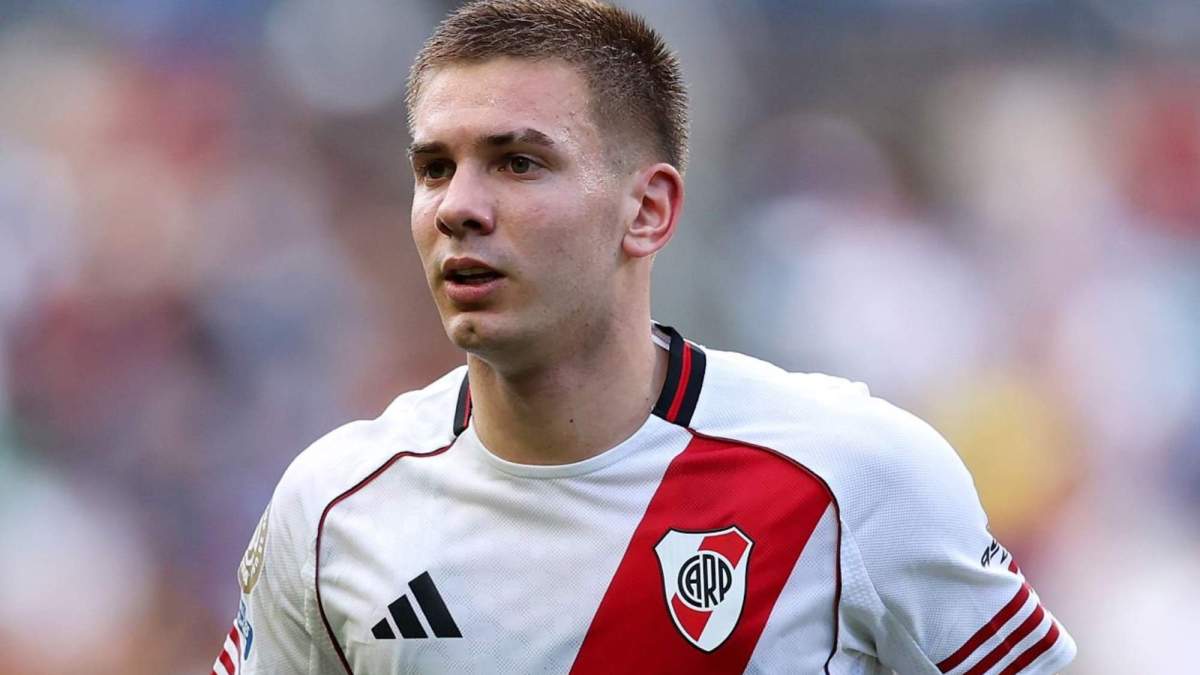 Franco Mastantuono disputando un partido con River Plate. Franco Mastantuono disputando un partido con River Plate.