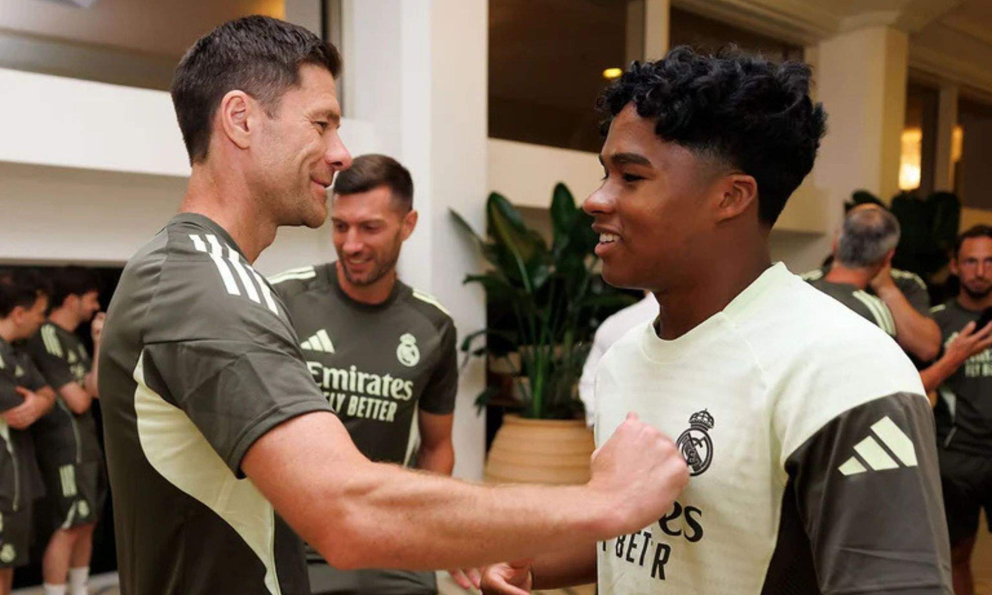 Xabi Alonso y Endrick en su recibimiento en el hotel de Miami