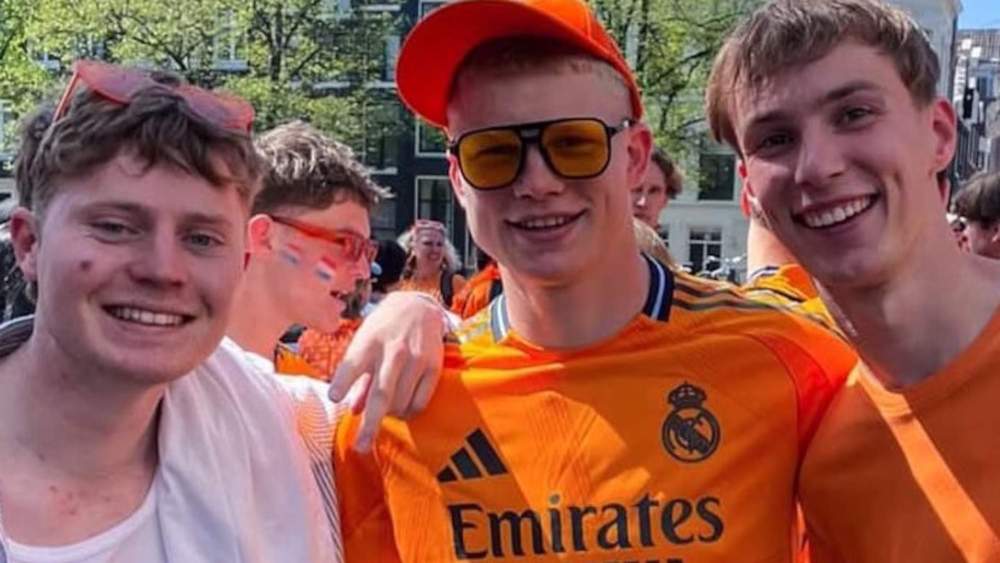 Kees Smit, en el medio, con la camiseta naranja del Real Madrid.