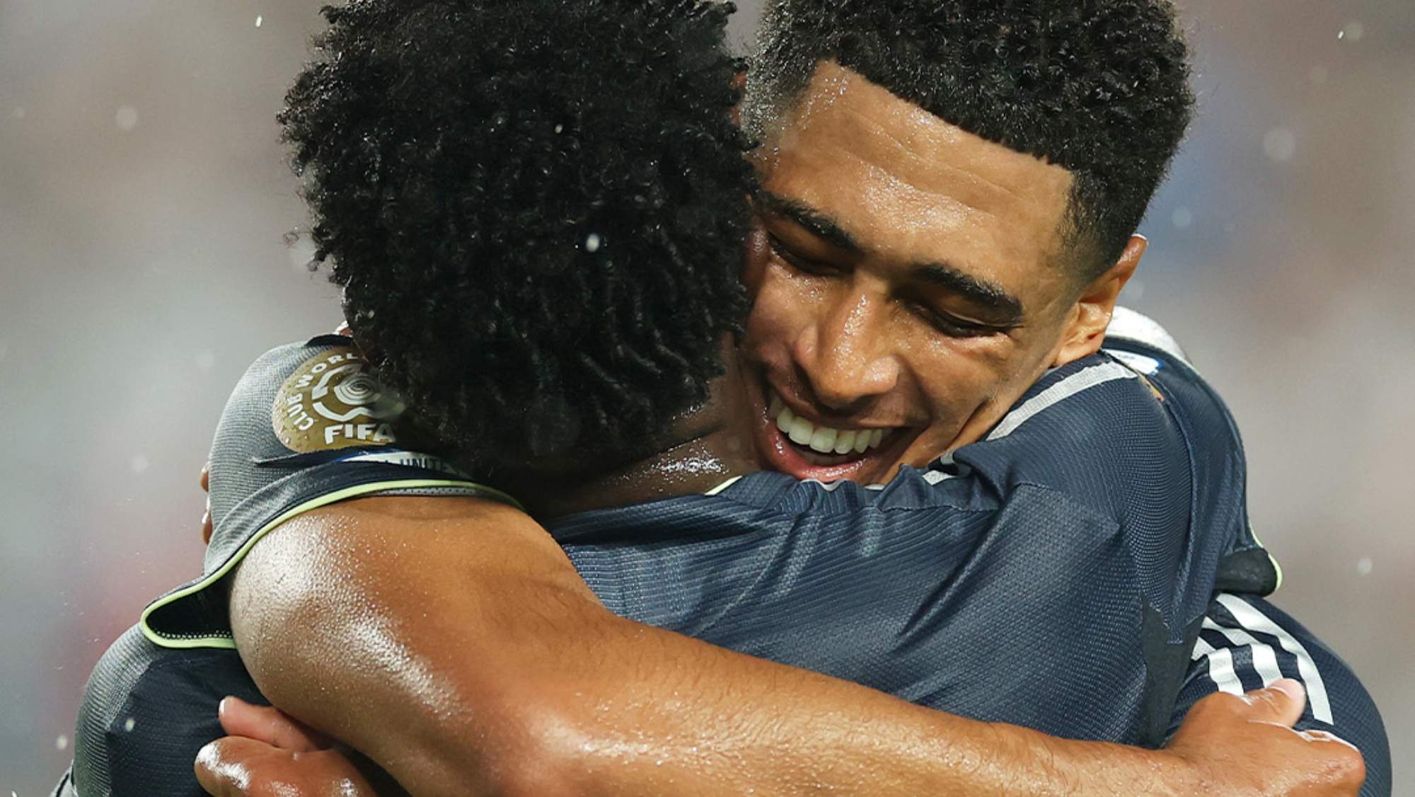 El abrazo entre Vinícius y Jude Bellingham tras el primer gol del Real Madrid ante el RB Salzburgo.