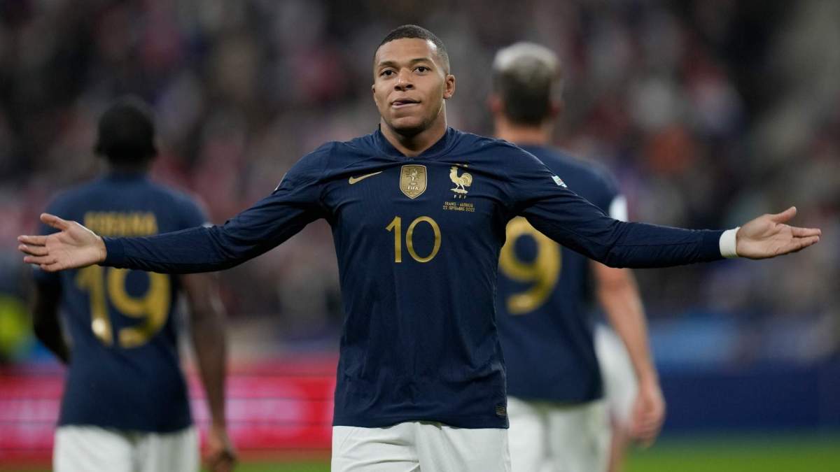 Mbappé celebrando un gol con Francia y luciendo el número 10