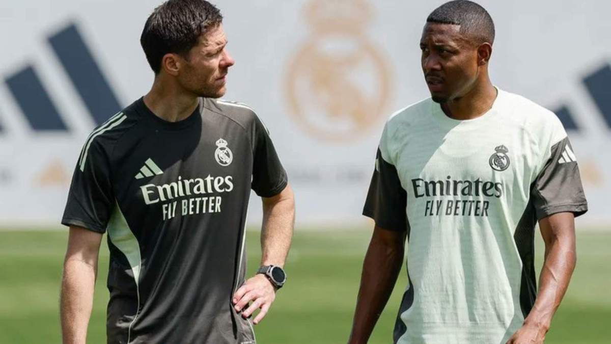 Xabi Alonso y David Alaba, durante un entrenamiento con el Real Madrid.
