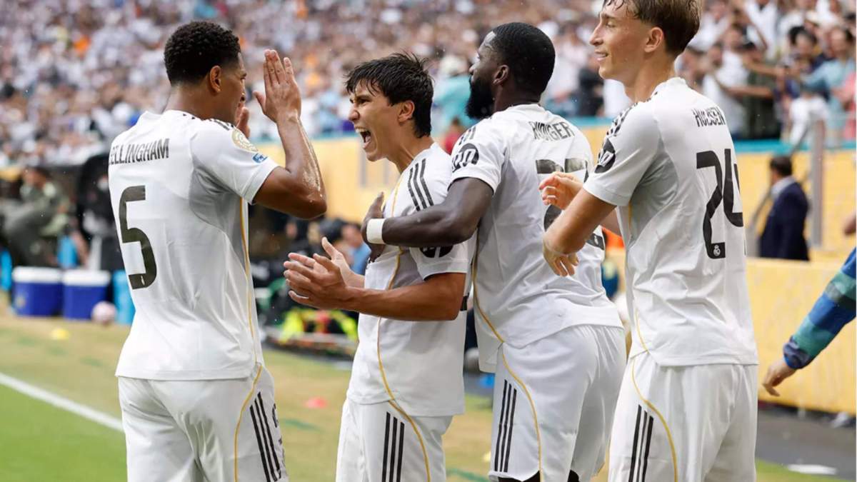 Gonzalo García celebrando su gol junto a algunos de sus compañeros