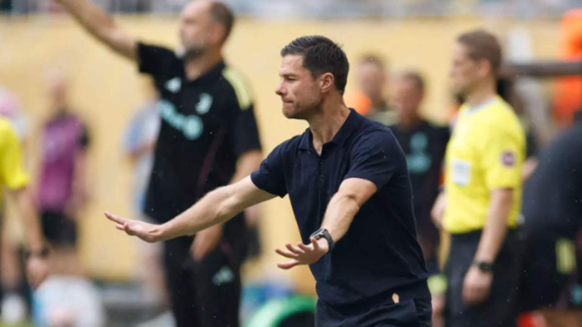 Xabi Alonso dirigiendo al equipo contra la Juventus de Turín Xabi Alonso dirigiendo al equipo contra la Juventus de Turín